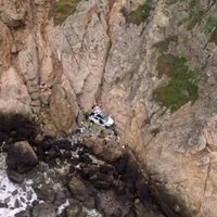 Conductor de Tesla se habría arrojado a un acantilado con todo y su familia (Video)