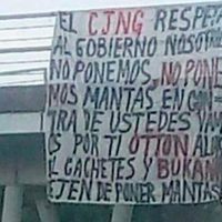 Aparecen narcomantas contra huachicoleros y hallan un ejecutado en Puebla