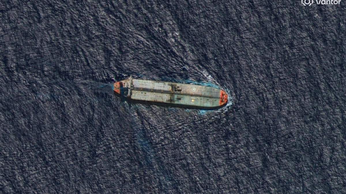 El buque petrolero Skipper, que fue tomado recientemente por el ejército de Estados Unidos frente a las costas de Venezuela, visto mientras navega en dirección suroeste a unos 33 kilómetros al norte de Guadalupe, en el sur del mar Caribe, el viernes 12 de diciembre de 2025