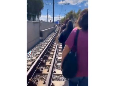 Usuarios del Metro caminan sobre las vías ante cierre de 10 estaciones en la Línea 12 (Videos)