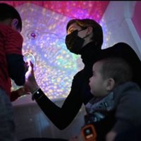 “Gajes del oficio” dice Mariana Rodríguez tras recibir un golpe al intervenir en una pelea de niños