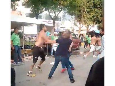 Se desata pelea campal en un tianguis de Puebla; dos quedan noqueados