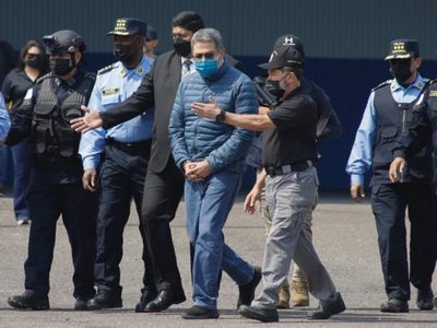 Expresidente de Honduras es extraditado a EU; se dice víctima de una "venganza de los cárteles"