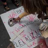Protestan contra ley antiaborto frente a representación de Veracruz en el DF