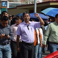 Dispersan con gases lacrimógenos a maestros de Oaxaca que exigían audiencia con Cué