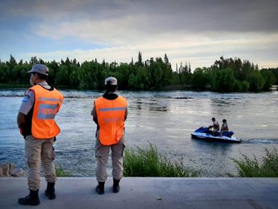 En el río Limay: búsqueda frenética de un desaparecido