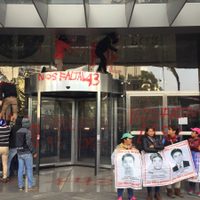Con pintas, padres de los 43 recriminan a la PGR obstaculización de Comisión de la Verdad (Video)