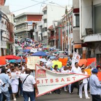 Con marcha, trabajadores de la salud de Tabasco exigen pagos e insumos para hospitales