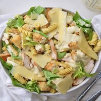 Ensalada César con pasta: una versión distinta y súper deliciosa que vas a amar