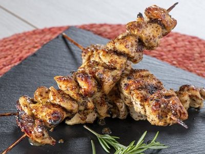 Brochettes de pollo: con pocos ingredientes y muy fácil, la receta para quedar como un profesional