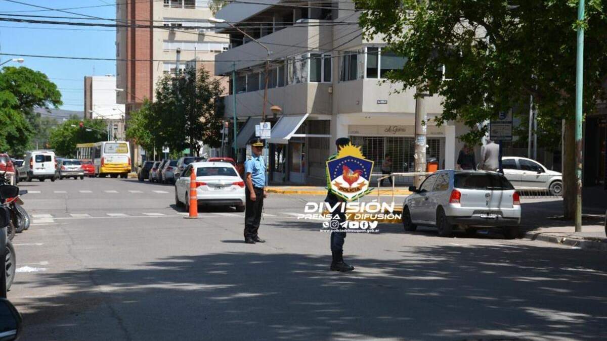 Personal de Comisaría Primera hizo un importante operativo en las calles troncales de la zona centro-este de Neuquén. Fuente: (Prensa Policía)