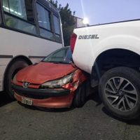 Terrible choque en Bariloche: tres autos terminaron como un sándwich