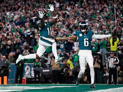 Jalen Hurts se sacude una lesión en la rodilla y lidera a Eagles a vencer 28-23 a Cowboys