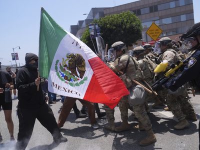 Embajador de EU en México critica uso de banderas mexicanas en protestas en Los Ángeles