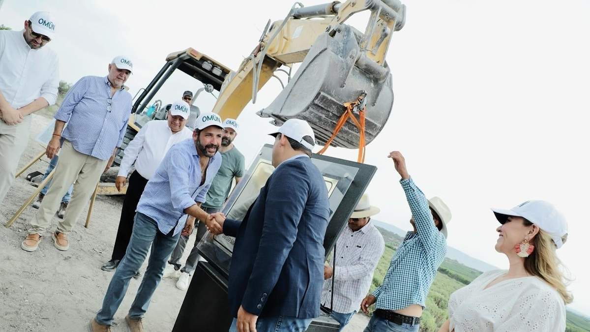 Daniel Esquenazi el exgobernador de Guanajuato, Daniel Sinhue, estrechan manos en la colocación de la primera piedra en Rancho La Vendimia/Omún, en junio de 2024
