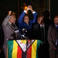 Exvicepresidente Emmerson Mnangagwa regresa a Zimbabue para relevar a Mugabe