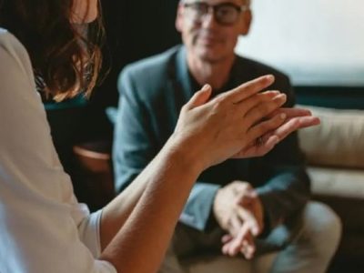 ¿Te tocás las manos cuando hablás? Lo que dice la psicología sobre este gesto que hacemos sin darnos cuenta