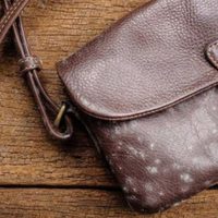 No tires tus viejas prendas y carteras de cuero y quitales las manchas de humedad, con este truco