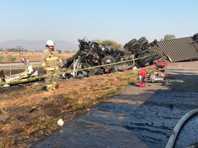 Camioneta chocada por tráiler se incendia en Jalisco; mueren dos personas calcinadas
