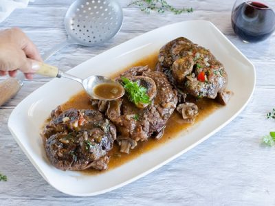 Exquisito y se deshace con cuchara: prepará osobuco al vino tinto y no gastes de más en cortes caros