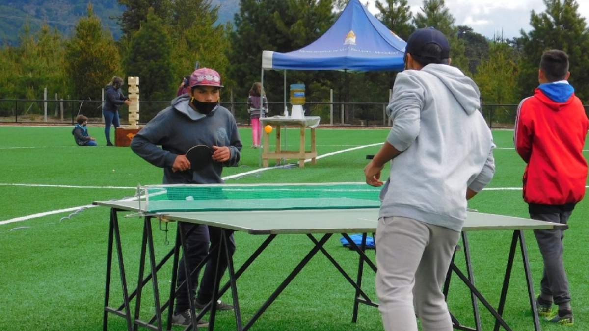 Los jóvenes disfrutaron de la tarde en Moquehue. Fuente: (Twitter)