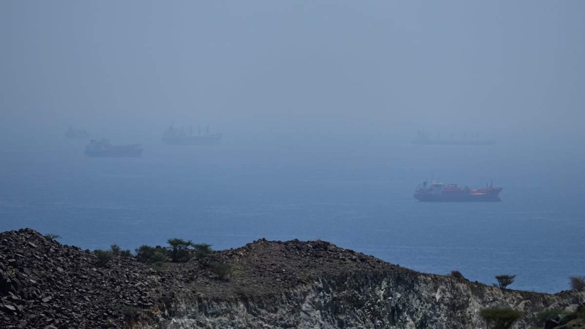 Petroleros y cargueros fondeados en el estrecho de Ormuz