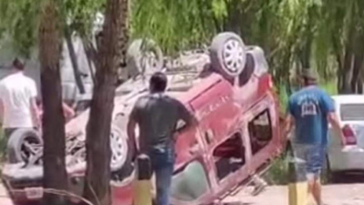 Así terminó la camioneta, en un lugar donde la velocidad máxima permitida es de 25 k/h. Fuente (La Voz del Neuquén)