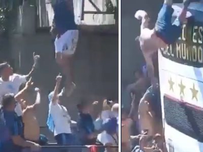 Desde un puente, dos aficionados se lanzan al camión donde iban los jugadores de Argentina (Videos)