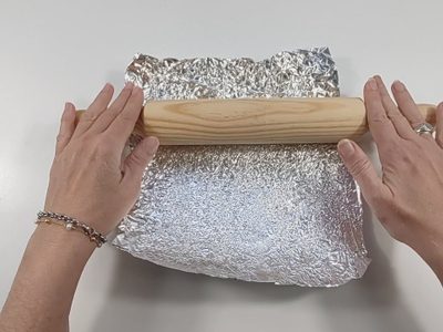 No tires el papel aluminio usado: mirá esta increíble idea para crear joyería y que jueguen tus nenas