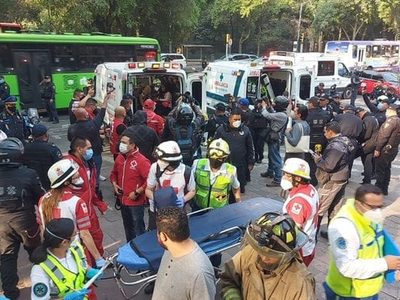 Semovi informa que son más de 60 los heridos por choque de autobús contra Metrobús en Reforma