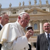 Divorciados podrán recibir la comunión… pero los gay no tienen derecho a casarse: Papa Francisco