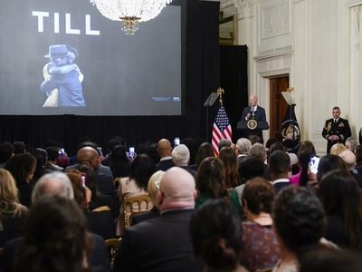 Biden ofrece función de película sobre Emmett Till