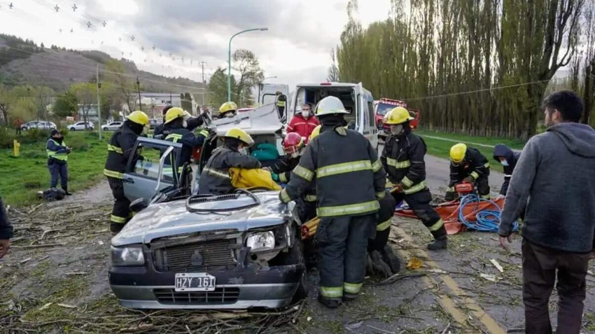 Personal de Bomberos Voluntarios asisten a las víctimas del accidente sobre ruta 40. Fuente: (Twitter)