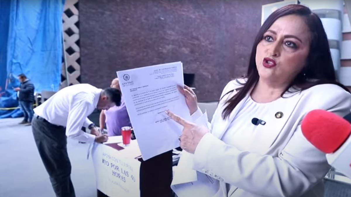 La legisladora puso una mesa recolectora de firmas en la explanada de San Lázaro