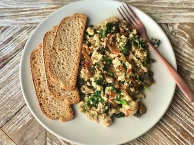 Receta proteica y rápida: preparate esta cena con huevos revueltos y un toque verde que sorprende
