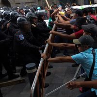 CNTE choca con policías frente a Palacio Nacional (Video)