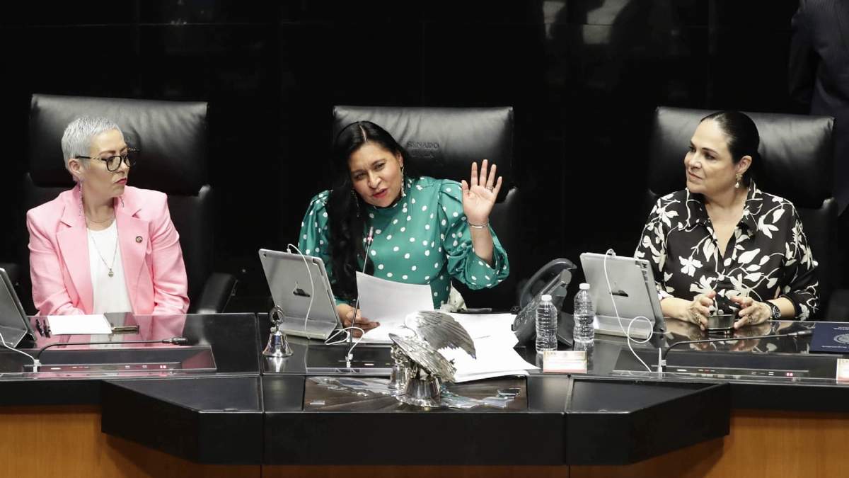 Ana Lilia Rivera, presidenta de la Mesa Directiva (centro)
