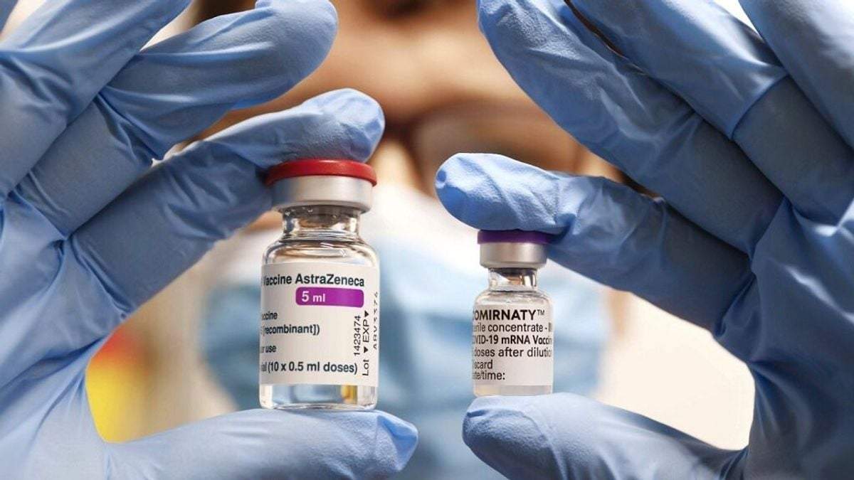 Unidades de dos vacunas contra el coronavirus de diferentes laboratorios. Fuente: (Twitter)
