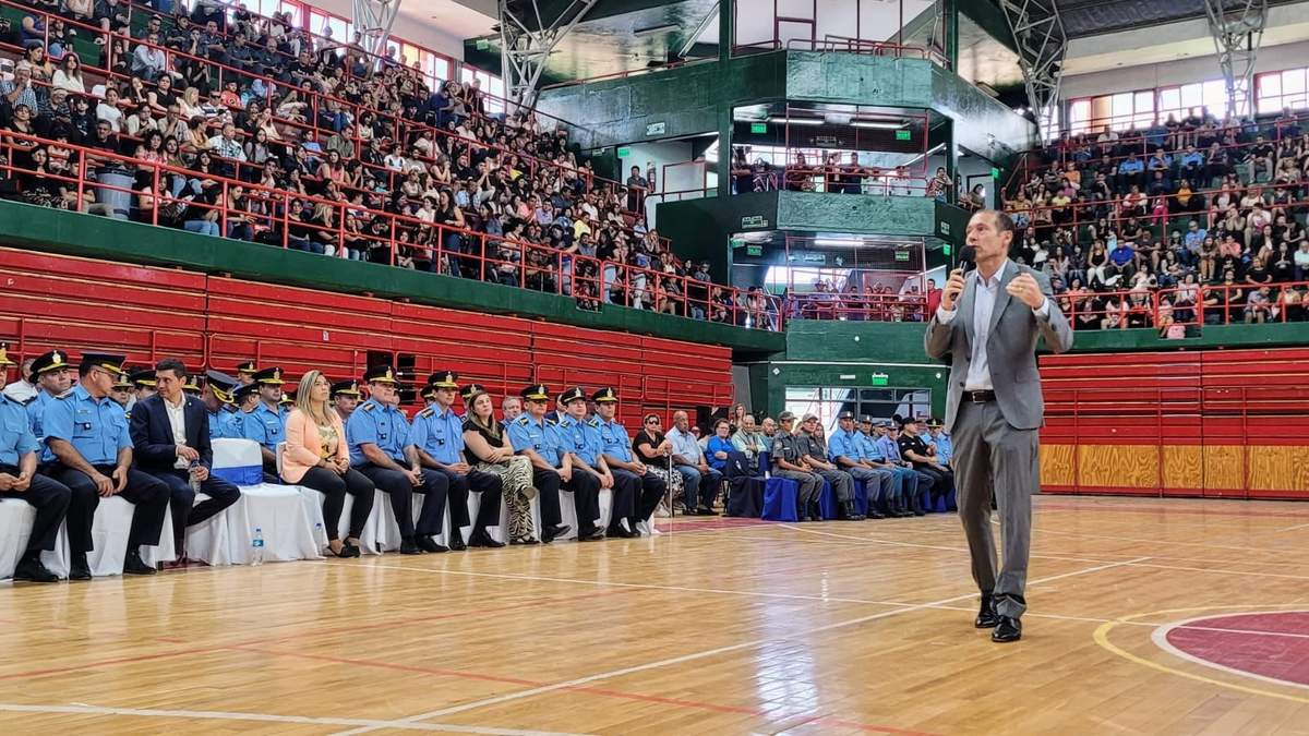 Omar Gutiérrez en el acto de jerarquización de policías de Neuquén. Fuente: (Facebook).