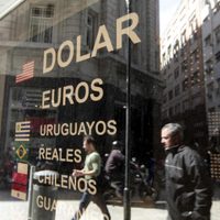 Baja el dólar blue y arranca la semana a $136 para la venta