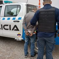 Las cámaras captaron a un hombre cuando escapaba por el paredón de una casa y terminó detenido