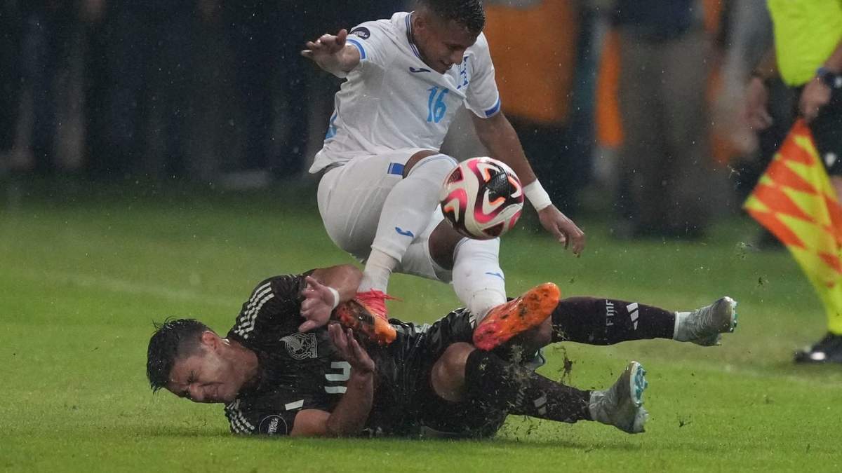 El mexicano Jesús Angulo y el hondureño Edwin Rodríguez disputan el balón en el estadio Francisco Morazán en San Pedro Sula