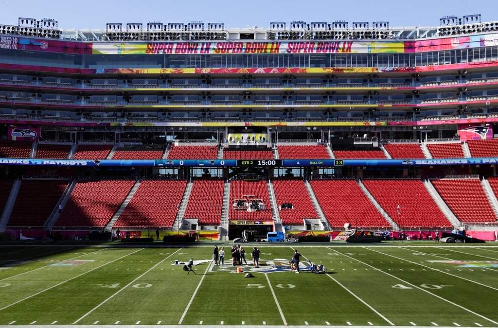 El personal trabaja en la construcción de plataformas de observación y la limpieza de los asientos en el Levi's Stadium de Santa Clara, California, el miércoles 4 de febrero de 2026, antes del partido del Super Bowl 60 de la NFL del domingo entre los Seattle Seahawks y los New England Patriots