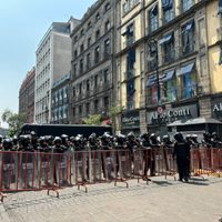Blindan alrededores del Zócalo capitalino ante marcha de la CNTE