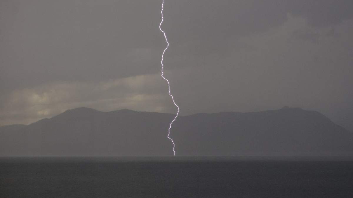 Una tormenta eléctrica cayó en Senillosa. Fuente: (Twitter)