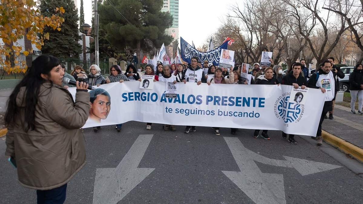 La marcha descendió por Avenida Argentina hasta llegar a calle Roca.  Fuente: (Emiliano Ortiz)