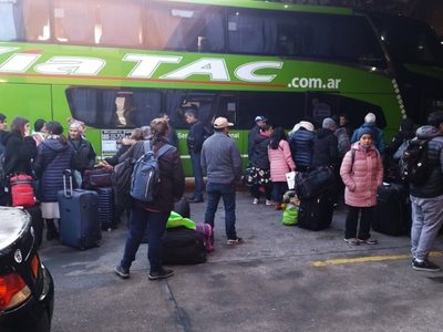 En medio del frío, alrededor de 30 neuquinos quedaron varados en la terminal de Temuco