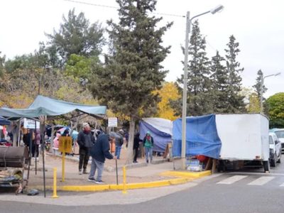 Desalojaron a feriantes de una plaza del barrio Gran Neuquén Sur
