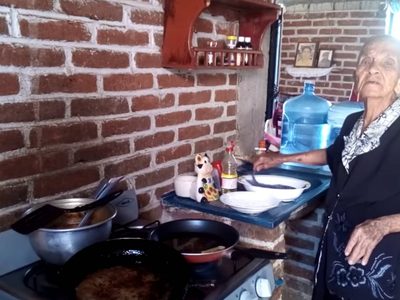 YouTuber de 87 años recibe ayuda para monetizar su canal y "vivir de eso los días que me faltan"