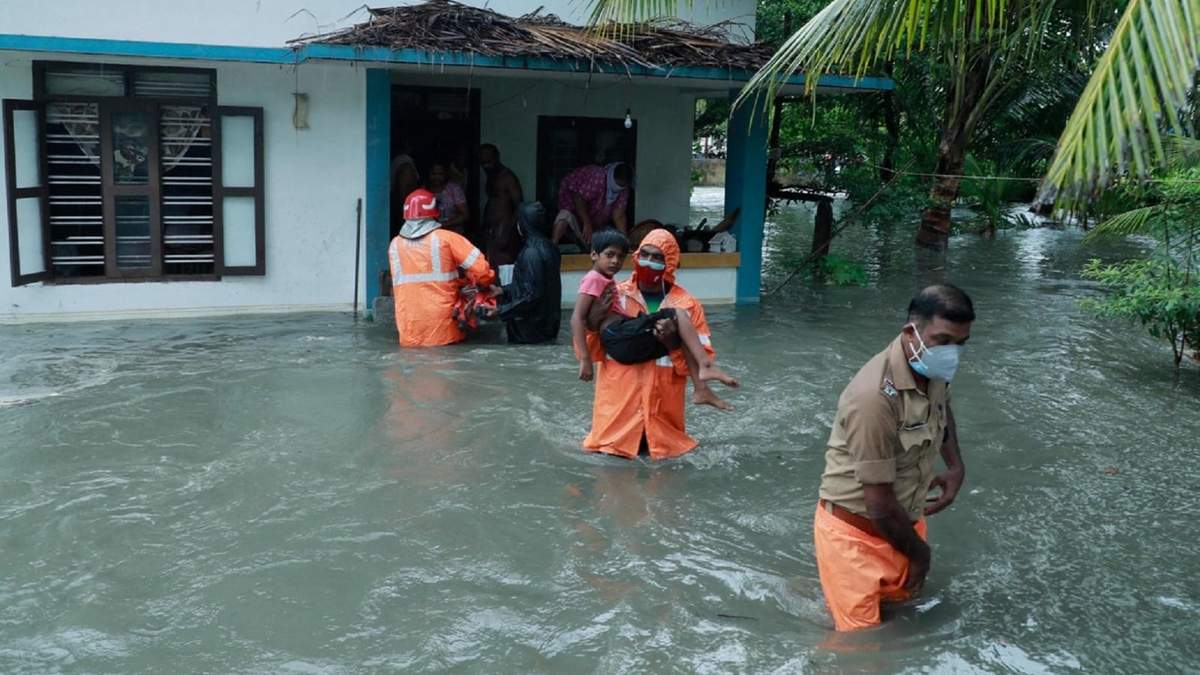 Socorristas evacúan a las personas de las casas inundadas. Fuente: (Twitter)